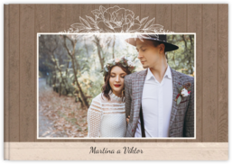 Fotokniha na šírku s pevnou väzbou a kvalitným papierom - Svadba drevo