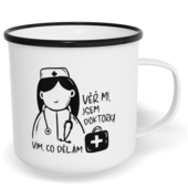 Hrnek plecháček s potiskem na míru - Věř mi, jsem doktorka, vím, co dělám