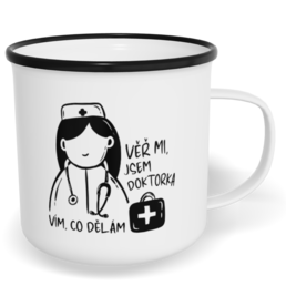 Hrnek plecháček s potiskem na míru - Věř mi, jsem doktorka, vím, co dělám