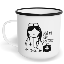 Hrnek plecháček s potiskem na míru - Věř mi, jsem doktorka, vím, co dělám