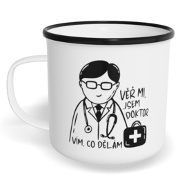 Hrnek plecháček s potiskem na míru - Věř mi, jsem doktor, vím, co dělám